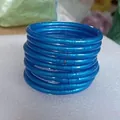 Set mit neun leuchtend blauen PVC-Silikon-Jelly-Armreifen, für einen stilvollen Look. - 9er Set / Saphirblau