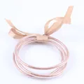Ensemble de trois bracelets joncs en silicone pailleté or rose avec un ruban de satin assorti. - Ensemble à 3 couches / Nouvel Or Rose
