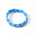 Bracelet jonc tressé en tube PVC bleu cyan vibrant avec un design tissé empilable - Bleu ciel