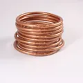 Set aus neun roségoldenen Jelly-Armreifen aus flexiblen PVC-Röhren mit Goldfolie - 9er Set / Helles Roségold