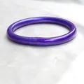 Détail en gros plan d'un bracelet jonc bouddhiste en silicone violet brillant de 9 mm - Violet