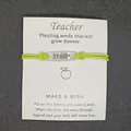 Armband mit Segenskarte für Lehrer, neongrünem Wachsseil und TEACH-Legierungsanhänger - TEACH Buchstaben-Stil / Grasgrün