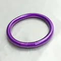 Vue détaillée d'un jonc bouddhiste en silicone violet scintillant de 9 mm d'épaisseur - Mauve Clair