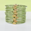 Dettaglio dei bracciali verdi glitterati con chiusure a forma di loto dorato - Confezione da 10 / Verde oliva