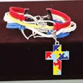 Detail eines geflochtenen Autism-Awareness-Armbands mit buntem Puzzle-Kreuz-Anhänger - Mehrlagiges Gewebtes Herz Puzzle Armband / Burgunderrot