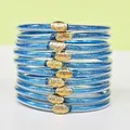 Dettaglio di 10 braccialetti jelly blu glitterati con chiusure a forma di loto dorato. - Confezione da 10 / Blu lago