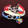 Detail eines mehrlagigen Webarmbands mit Herzanhängern und Autismus-Puzzlemuster - Mehrlagiges Gewebtes Herz Puzzle Armband / Magenta