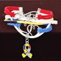 Nahaufnahme eines mehrlagigen bunten Herz-Armbands für Autismus-Bewusstsein mit Love-Anhänger - Mehrlagiges Gewebtes Herz Puzzle Armband / Hellgrau
