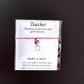 Rotes Armband für Lehrer mit Apfel-Charm und Wunschkarte als Geschenkverpackung - Fuchsia