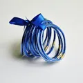 Set van tien glinsterende blauwe glitter jelly armbanden met een bijpassende strik - Blauw