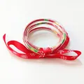 Detalle de pulseras de silicona roja de Navidad con lazo de cinta de copos de nieve - Rojo