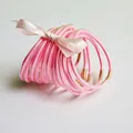 Set van 10 roze glitter jelly armbanden van PVC, samengebonden met een strikje - Roze