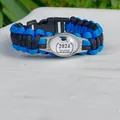 Primo piano del braccialetto di laurea 2024 in paracord intrecciato blu e nero - Blu lago