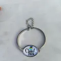 Detailansicht eines Abschlussarmbands mit Class of 2024 Design und silberner Legierung - Abschlussklasse 2024