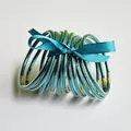 Set van 10 groenblauwe glitter jelly armbanden met goudpoeder en een blauw lint - Teal