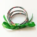 Vista detallada de pulseras de silicona para Navidad con una cinta verde festiva. - Verde
