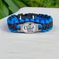 Dettaglio del bracciale in paracord blu e nero con ciondolo di laurea Class of 2024 - Celeste