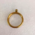 Primer plano de un colgante circular de acero inoxidable dorado con ventana transparente - Caja Gawu Redonda Interior 20 Exterior 25 / 1 Pieza/Paquete / Dorado