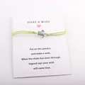 Détail du bracelet tortue sur cordon vert avec une carte de vœux poétique Make A Wish - Vert Fluorescent