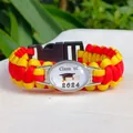 Detailoverzicht van rood en geel paracord afstudeerarmbandje met Class of 2024 bedel - Rood