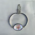 Dettaglio macro del bracciale argento con gemma del tempo e albero di cuori colorati - Coppia Albero di Cuore