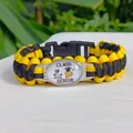 Detailweergave van de zwart-gele gevlochten paracord afstudeerarmband met 2024 bedeltje - Geel