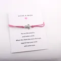Détail de la breloque tortue en argent sur un bracelet à vœux rose avec carte - Rose rouge