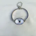 Dettaglio del ciondolo di laurea Class of 2024 su bracciale regolabile in argento - YOU did it