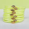 Ensemble de 9 bracelets joncs en silicone à paillettes néon avec breloques lotus dorées - Pack de 9 Pièces / Jaune Néon