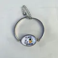 Silbernes Abschlussarmband für den Jahrgang 2024 mit verstellbarer Kette und Glasanhänger. - 2024 SENIOR Muster