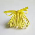 Set van 10 gele PVC jelly armbanden met gouden glitters en een decoratief lint - Geel