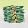 Ensemble de neuf bracelets en silicone à paillettes vertes avec fermoirs en forme de lotus dorés - Vert