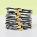 Lot de 9 bracelets en silicone noir avec breloques lotus dorées et paillettes - Noir