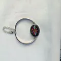 Bracciale rigido regolabile in argento con cabochon in vetro a forma di albero di cuori - Albero del Cuore Base Nera