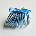 Set van 10 helderblauwe glitter jelly armbanden met een bijpassende blauwe strik - Meerblauw