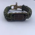 Detalle de pulsera de paracord verde oliva con placa de bandera de EE. UU. y grillete en U - Verde Militar