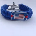 Detalle de pulsera de paracord azul con placa de bandera de EE. UU. y cierre en U de plata. - Azul