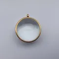 Vista detallada de un colgante circular de caja Gau chapado en oro con cristal mineral convexo. - Exterior 42mm Interior 36mm Espesor 11mm / Dorado