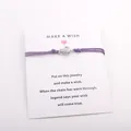 Bracelet cordon violet avec breloque tortue monté sur une carte de voeux blanche - Violet