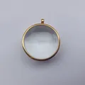 Vista detallada de un colgante Ga'u dorado de acero inoxidable con cristal convexo. - Exterior 39mm Interior 33mm Espesor 10mm / Dorado