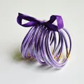 Elegante set van tien paarse glitter jelly armbanden met een bijpassende paarse satijnen strik - Fantoom paars