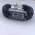 Detalle de pulsera de paracord negro con placa de bandera de EE. UU. y cierre en U plateado. - Negro