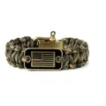 Detalle de pulsera de paracord de camuflaje con placa metálica de bandera de EE. UU. - Camuflaje