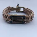 Pulsera de paracord con placa metálica de bandera de EE.UU. y cierre de grillete - Multicolor