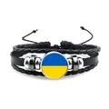 Detailansicht eines handgefertigten mehrlagigen Lederarmbands mit Ukraine-Flaggen-Anhänger - Zeitstein Geflochtener Stil / Ukraine
