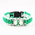 Dettaglio del braccialetto in paracord verde fatto a mano con ciondolo a nastro verde - Nastro Verde
