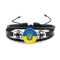 Detailansicht des Ukraine-Flaggen-Emblems auf schwarzem, mehrlagigem Lederarmband - Emblem Zeitjuwel Stil / Ukraine-Flagge