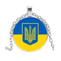 Primo piano della bandiera nazionale ucraina e dello stemma dorato su ciondolo in vetro. - Stile Rotondo - Emblema dell'Ucraina