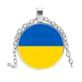 Vista dettagliata della collana con ciondolo cabochon in vetro bandiera Ucraina - Stile Rotondo - Ucraina