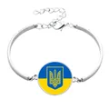 Detailansicht der silbernen Armspange mit Glasanhänger und Flagge der Ukraine - Ukraine-Flagge
